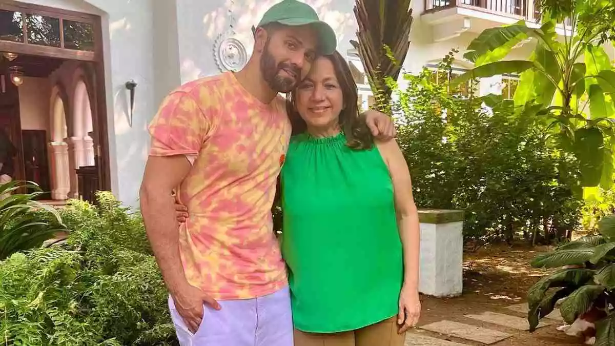 Varun Dhawan shared pictures with mom